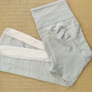 🌸 3 items for $50 🌸 ATHLETA grey workout leggings. Side pockets for phone/keys